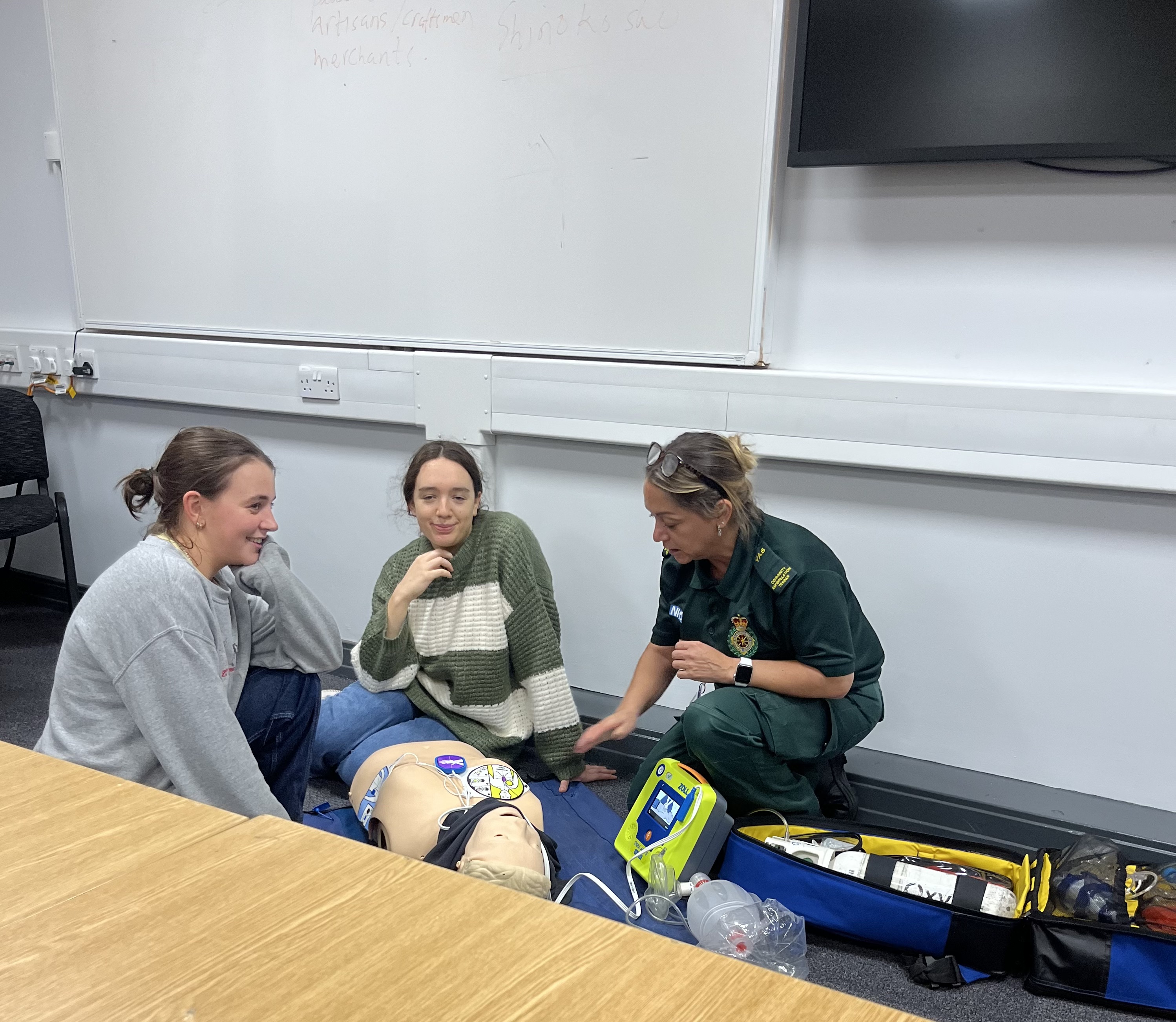 Defibrillator training with medical students